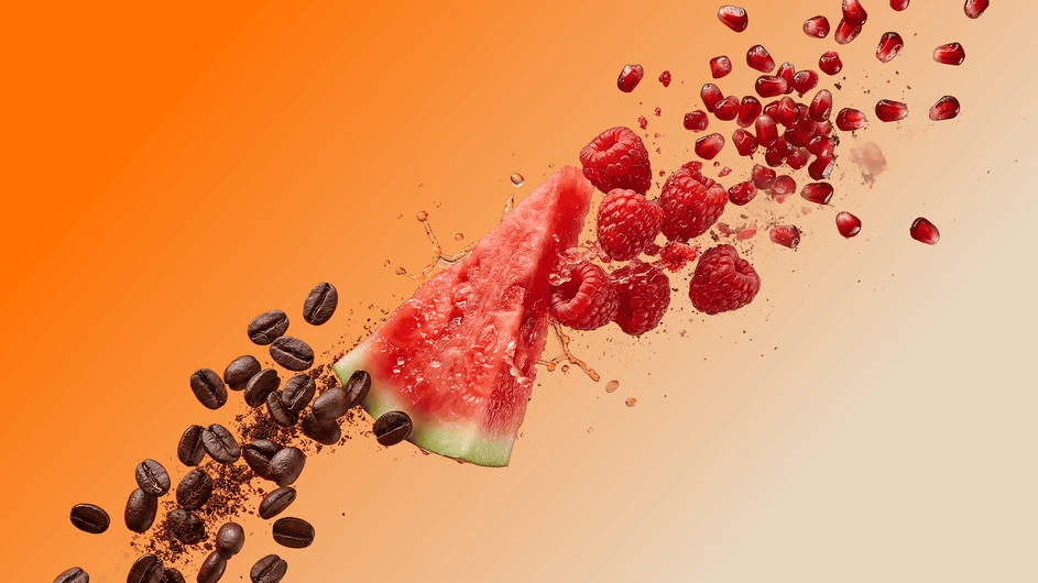 Wassermelonenscheibe, die sich in Kaffeebohnen und Himbeeren aufl&ouml;st, in der Luft aufgenommen vor einem orangefarbenen Farbverlauf-Hintergrund.