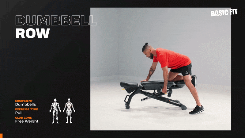 Mann führt ein Kurzhantel-Rudern mit einem Knie auf der Bank in einem angeleiteten Workout-Setup aus