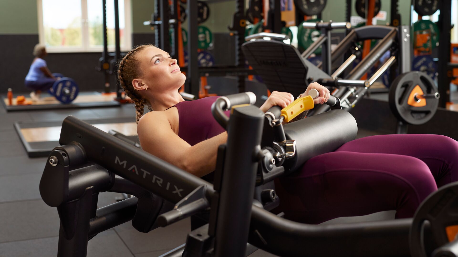 Frau nutzt eine Hip Thrust Maschine im Fitnessstudio für gezieltes Training der Gesäßmuskulatur